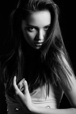 güzel bir kadın kameraya bakıyor