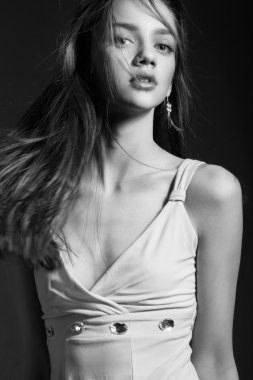 siyah beyaz güzel saç modeli ile çekici bir kadın