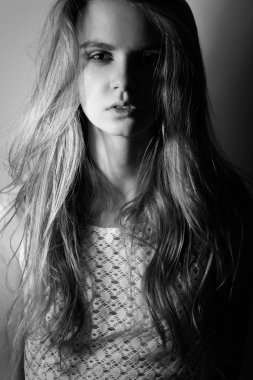 Kameraya bakarak oldukça uzun saçlı çekici Bayan