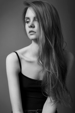 beaty uzun saçlı seksi genç kadın