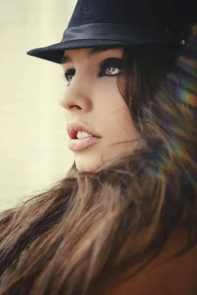 Young woman in black hat — Stock Photo, Image