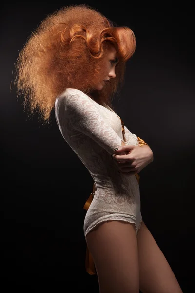 Bella donna con bei capelli rossi ricci — Foto Stock