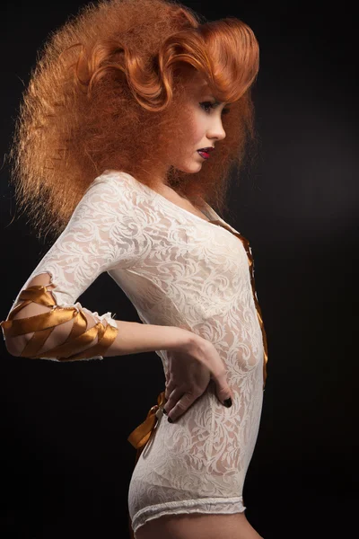 Kırmızı kıvırcık saçlı güzel kadın — Stok fotoğraf