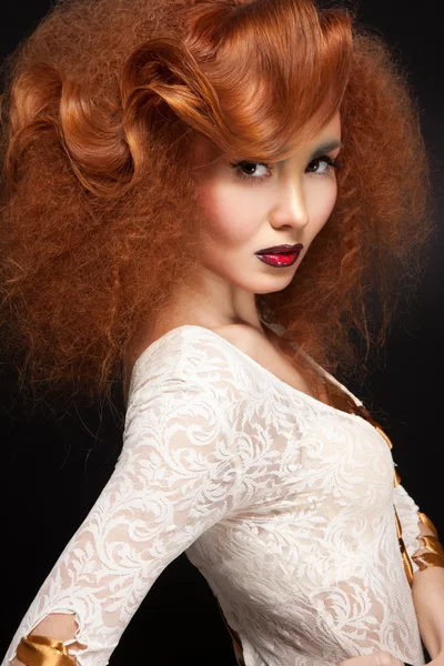 有魅力的女人，与漂亮的红的卷曲的头发和美容化妆 — 图库照片