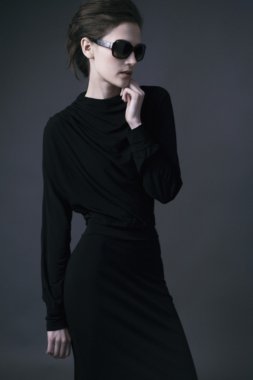 siyah elbise ve güneş gözlüğü takan genç erkek