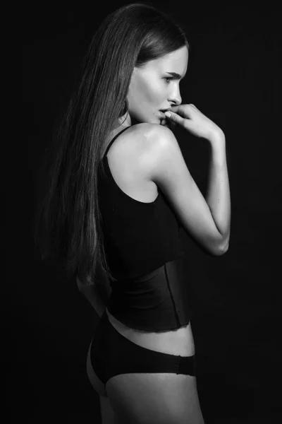 En ung kvinnes profil med ganske langt hår – stockfoto