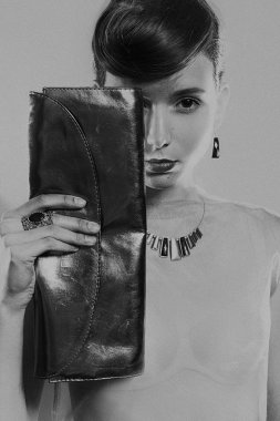 Genç ve güzel bir kadının portresi