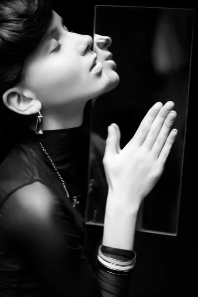 Frumoasă femeie cu oglindă — Fotografie, imagine de stoc