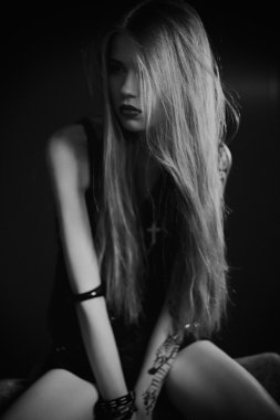 uzağa bakarak dövmeli seksi kadın