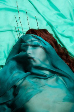 genç ve güzel kadın mavi peçe altında