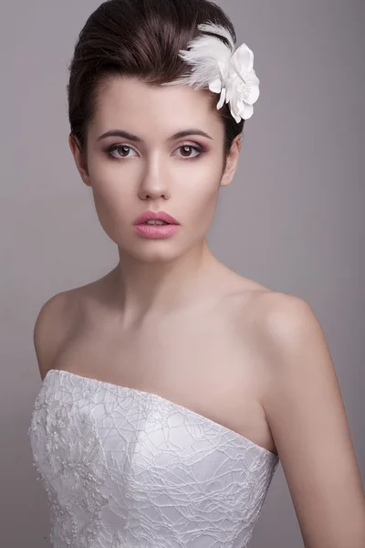 Joven mujer en vestido de novia —  Fotos de Stock