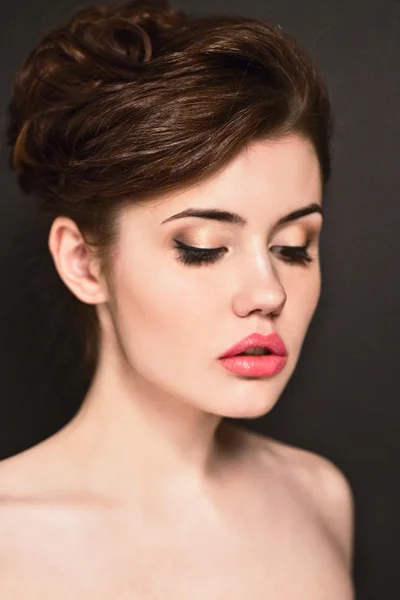 Jovem fêmea com maquiagem de beleza — Fotografia de Stock