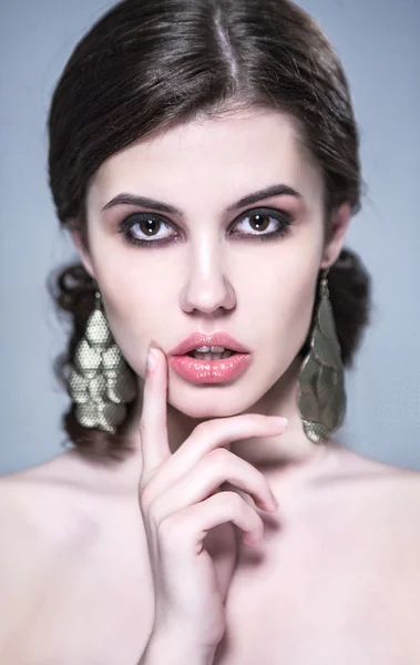 Sexy hembra con maquillaje de belleza y joyas —  Fotos de Stock