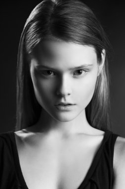 Genç Kadın Kameraya Bakıyor