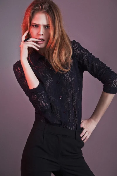 Jonge vrouw gekleed in zwarte blouse — Stockfoto