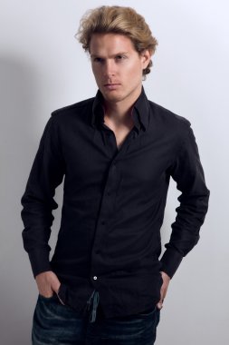 çekici bir adam siyah gömlekli