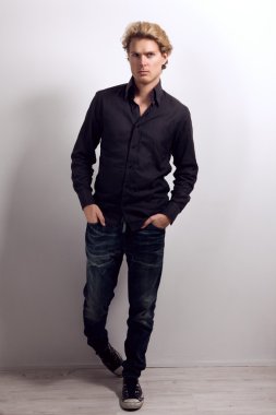 çekici erkek ayakta ve kameraya bakıyor