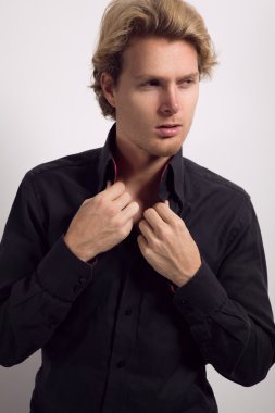 seksi genç adam uzağa arıyorsunuz