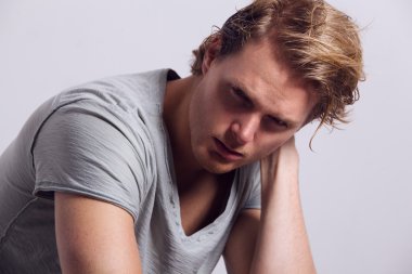 genç adam ve boynunda el ile