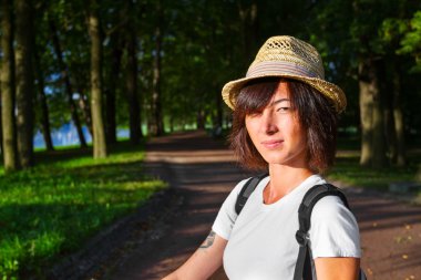 hippi tarzı kız parkta