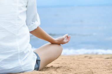 Sahilde meditasyon yaparken.