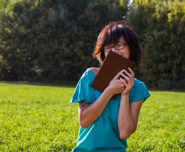kapalı kitap gülümseyen bir kızdır