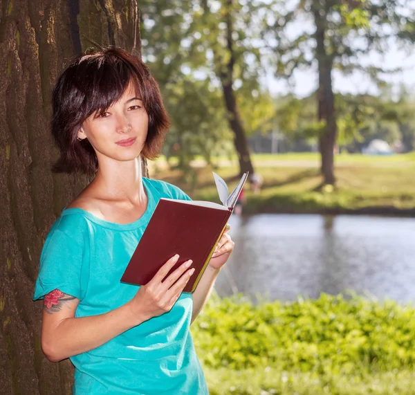 Young woman in the park — Stock Photo, Image