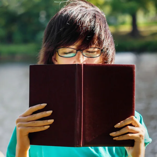 Jonge vrouw ontspannen in het park — Stockfoto