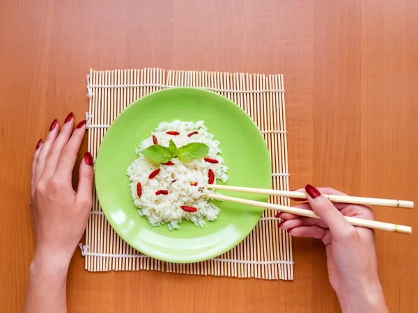 Frau isst ein asiatisches Gericht — Stockfoto