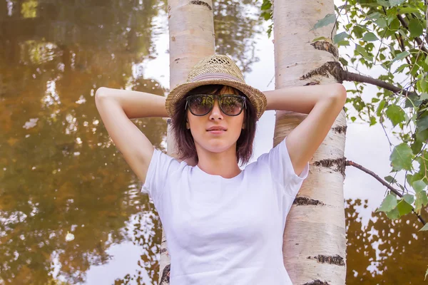 Girl lying on the Tree — Stock Photo, Image