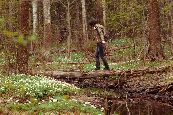 Kvinna på en stock — Stockfoto