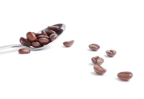 Cuchara con granos de café sobre un fondo blanco — Foto de Stock