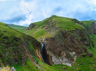 Dağlarda küçük bir şelale