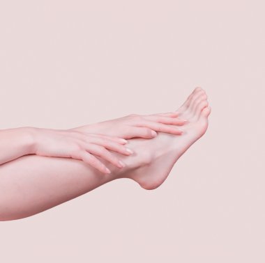 bacağını okşayarak eller