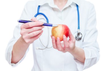 Doktor kadın gösteren elma