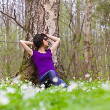 Ormanın içinde dinlenmek