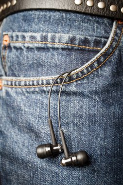 cebinden asılı kulak telefonları