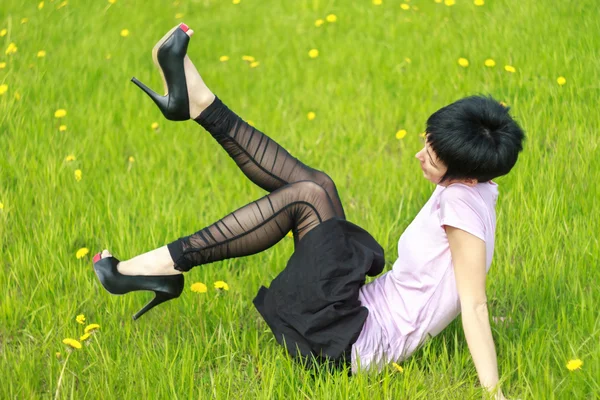 Donna divertente è sdraiato sull'erba — Foto Stock