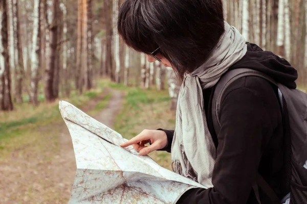 Mulher turista com mapa — Fotografia de Stock