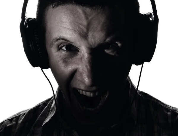 Agressieve man muziek beluisteren — Stockfoto