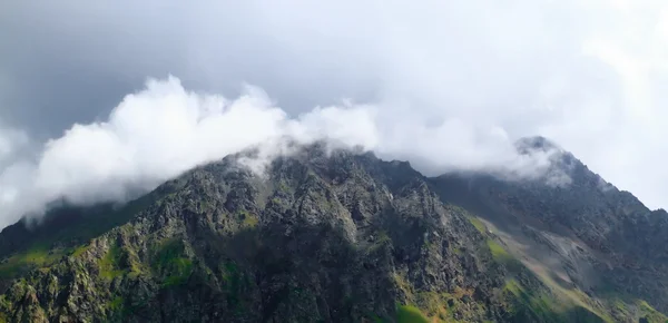 Clouds over the mountain — Stock Photo, Image