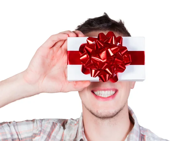 Männer schließen Augen durch Geschenkbox — Stockfoto