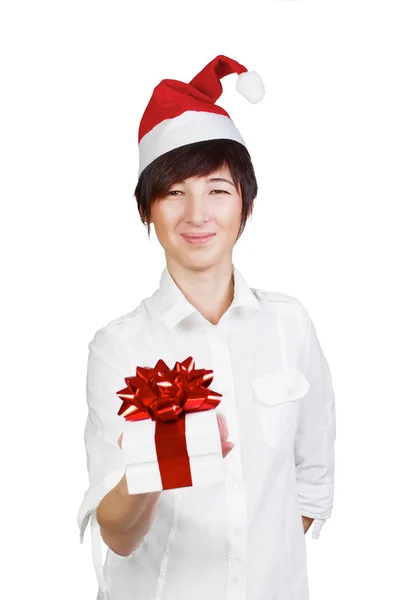 Femme en chapeau Santa donnant boîte cadeau — Photo