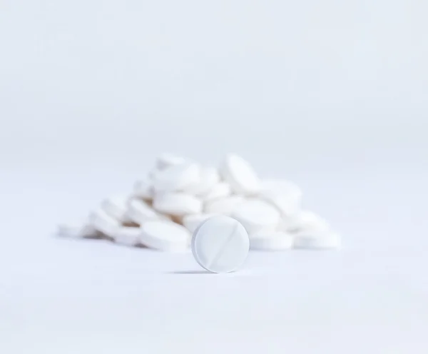 Pojedyncze białe tabletki — Zdjęcie stockowe