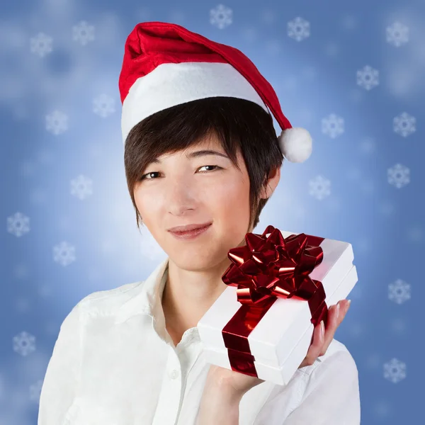 Frau im Weihnachtsmannhut mit Geschenkkarton — Stockfoto