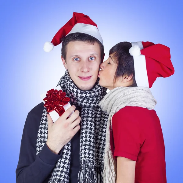 クリスマスのギフト ボックスを持つ男をキスの女性 — ストック写真