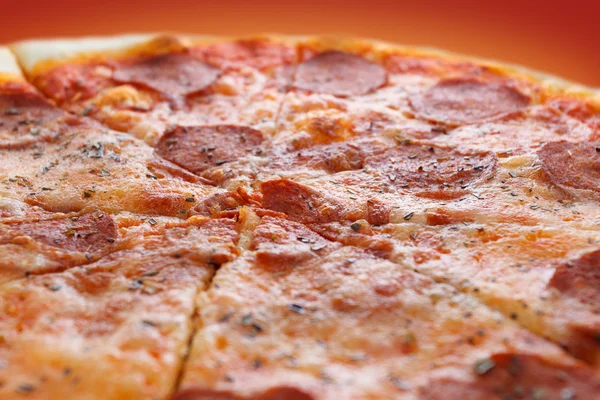 Primo piano di un pezzo di pizza — Foto Stock