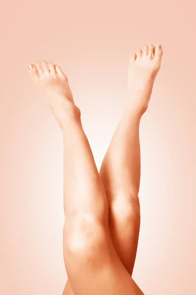 Cruzado bronzeado pernas femininas — Fotografia de Stock