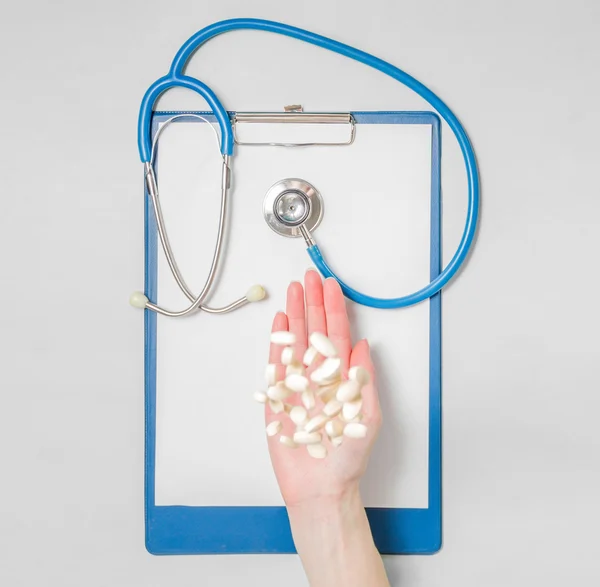 Doctor throws tablets — Stock Photo, Image