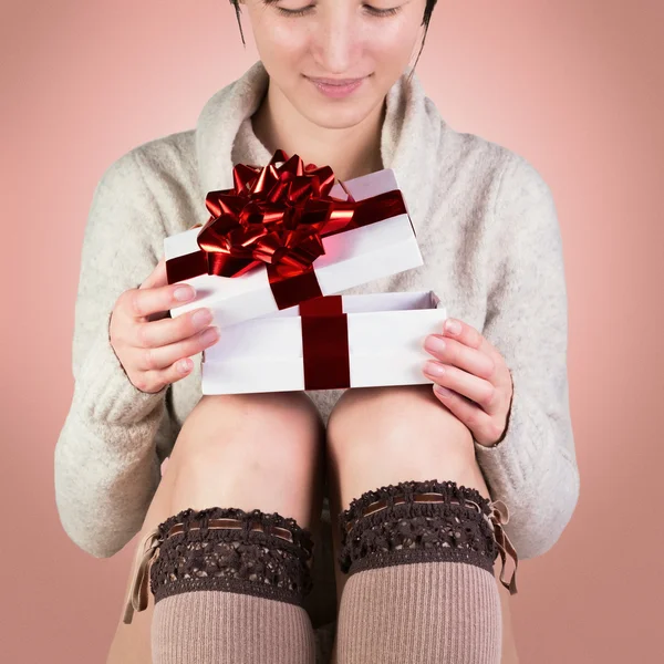 Mujer joven abre regalo de Año Nuevo — Foto de Stock